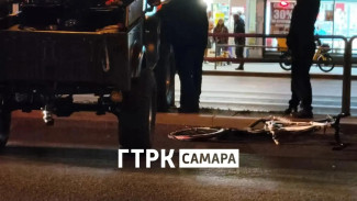 В центре Самары ретро-автомобиль столкнулся с велосипедистом на перекрёстке