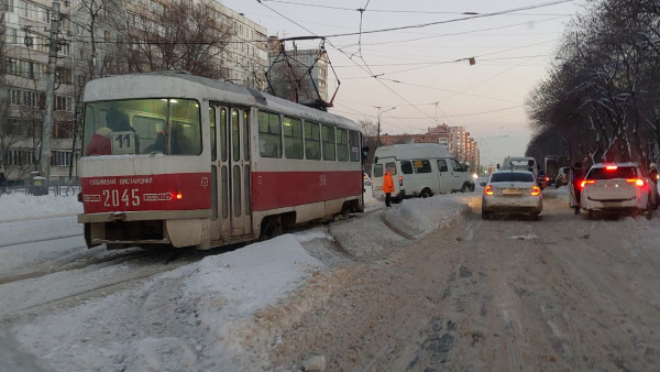 В Самаре маршрутка попала в снежный плен 26 декабря