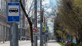 Появились кадры падения столба на Nissan возле ТЦ «Самолет» в Самаре