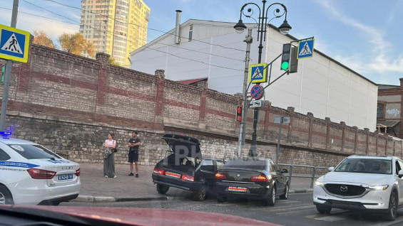 В Самаре  на Волжском проспекте столкнулись иномарка и отечественная легковушка