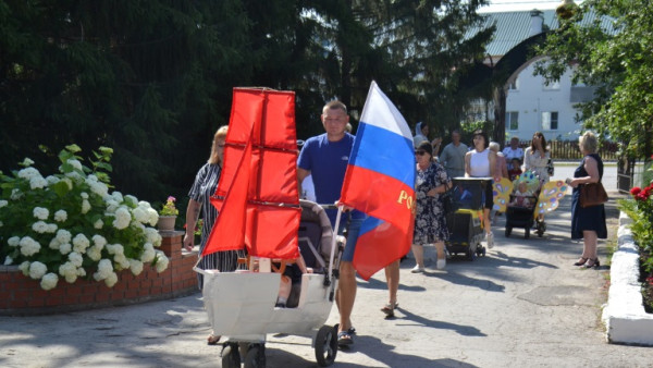 В День семьи, любви и верности 2024 под Самарой провели парад детских колясок