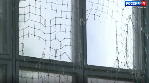 В Самаре учитель физкультуры ходит на уроки с молотком