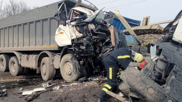 Под Самарой в столкновении двух большегрузов погиб водитель 