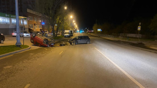 В Самаре в ДТП опрокинулся красный «Suzuki»