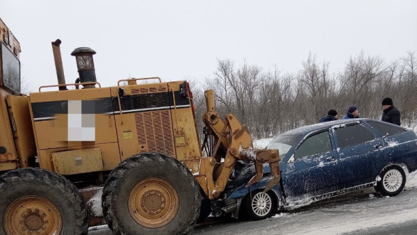 Под Самарой 14 декабря легковушка столкнулась с трактором 