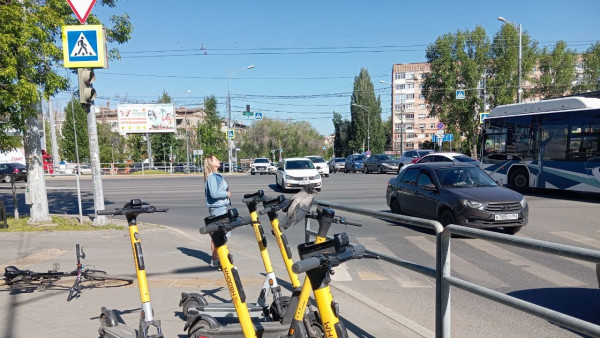 В Самаре полицейские установили нарушителя, ехавшего на электросамокате с пассажиром на шее
