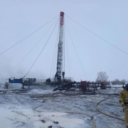 Появились кадры бегущих в огне рабочих на нефтескважине под Самарой