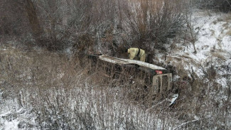 Первые жертвы снегопада: в Самарской области машина слетела с трассы в кювет