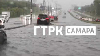 Появились кадры ушедшего под воду Московского шоссе после ливня стеной в Самаре