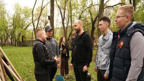 В день Всероссийского субботника Михаил Смирнов и новый состав молодежного Правительства вышли на уборку территории в парке «Молодежный»