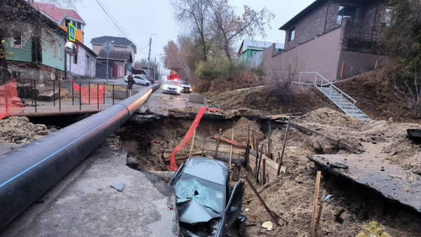 В Сызрани 2 ноября Kalina снесла бетонный блок и оказалась в котловане 