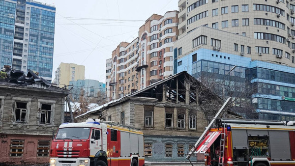 В центре Самары загорелось деревянное здание 