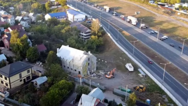 В Самаре начали снос построенного католического храма в Красноглинском районе