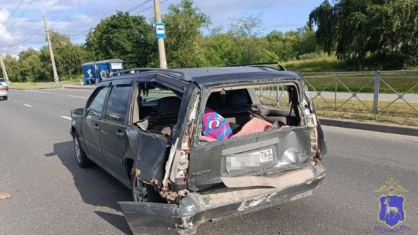 В Самарской области грузовик влетел в две легковушки, одну из которых отбросило на пешехода 