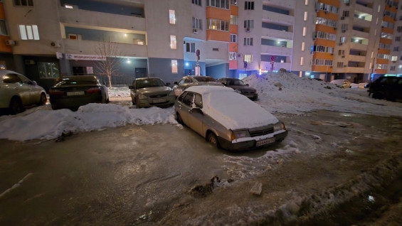 В Самаре на улице Мичурина машины уходят под лед из-за прорыва трубы