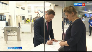 Дмитрий Азаров оставил свою подпись в пользу Владимира Путина 