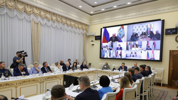 Подготовку к 9 Мая, капремонт школ, вывоз мусора обсудили на оперативном совещании в областном Правительстве 