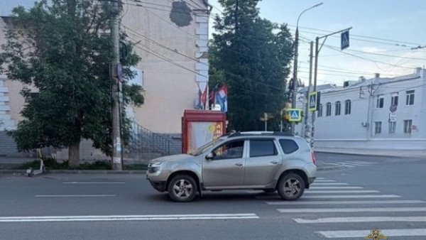 В Самаре водитель Renault Duster сбил двух подростков на электросамокате