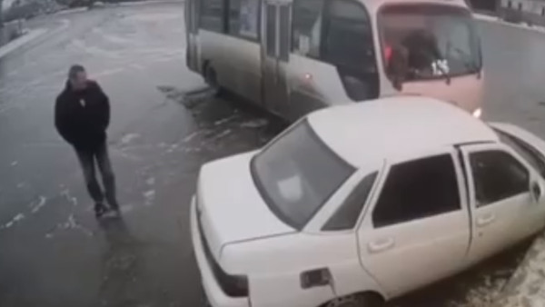 В Самарской области на видео попал момент тарана автобусом ВАЗ 2110