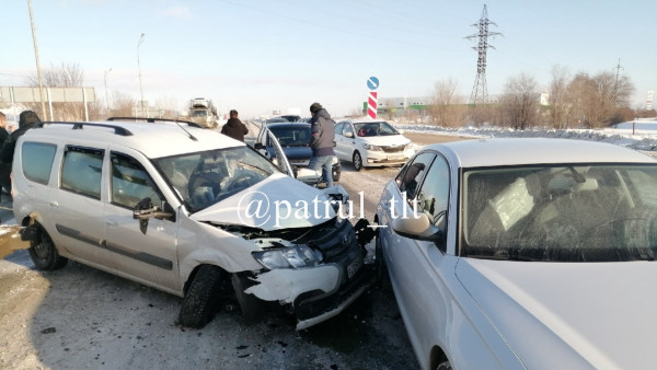 Как битое стекло сыпались машины. Появилось видео массового ДТП в Тольятти 27 декабря