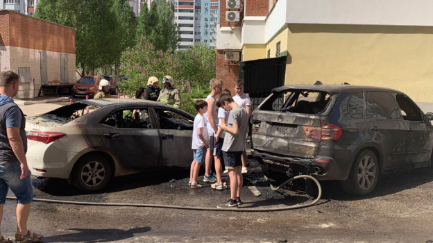 1 новости самары. Недавние события в Самаре. В Самаре сгорела машина. Сгорела машина в Самаре сегодня. В Самаре сгорел автомобиль сегодня.