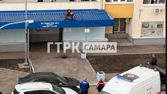 Труп на карнизе: 27 марта в  Самаре молодой человек разбился, упав с высотки на проспекте Кирова
