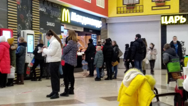 В Самаре 13 марта выстроились очереди в McDonald's в последний день его работы