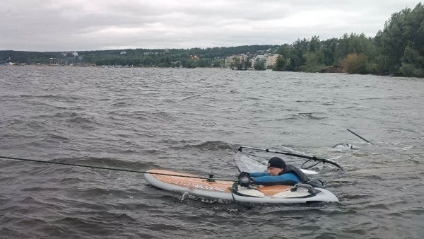 Под Самарой виндсёрфер застрял посреди Волги 28 июня
