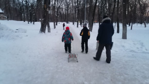 В Самаре двухлетняя девочка на санках попала под колеса LADA Granta 