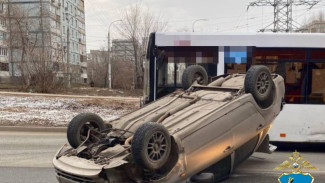 В Самаре на ул. Киевской в результате массового ДТП перевернулась LADA Granta