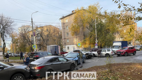 В Самаре массовое ДТП парализовало движение на улице Советской Армии