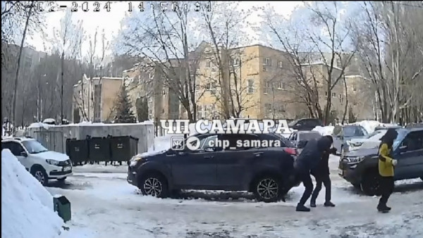 В Самаре матерящийся мужчина напал на школьников