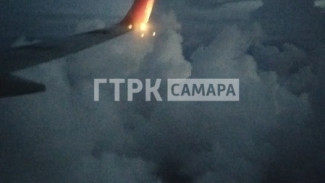 Очевидец показал из иллюминатора самолета кадры грозового фронта над Самарой 