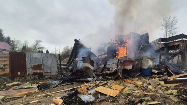 Появились кадры тушения мощного пожара в жилом доме под Самарой