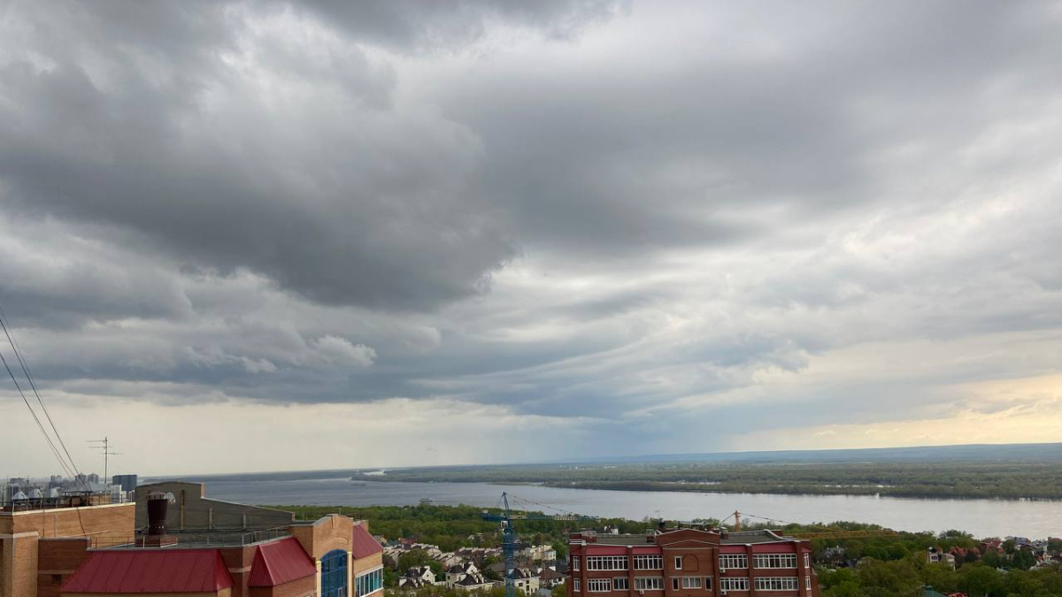 Небо самара. Небо в Самаре. Самарская область. Небо перед грозой в городе. Город перед грозой.