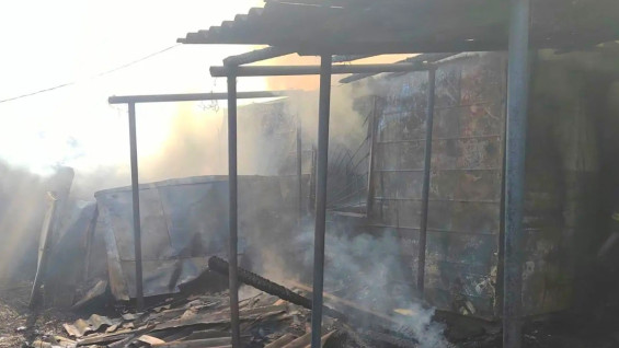 Под Самарой загорелись три строительных вагончика