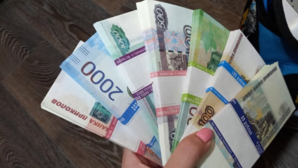 В Самаре кассир финучреждения подменяла реальные деньги фальшивками из «банка приколов» 