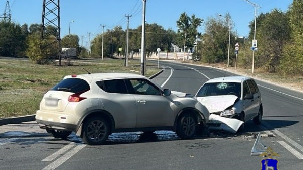 В Самарской области в столкновении Nissan и Lada пострадали два человека
