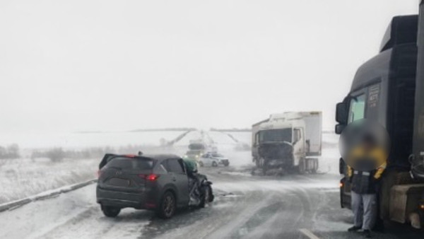 Грузовик лоб в лоб столкнулся с Mazda CX-5 в Самарской области