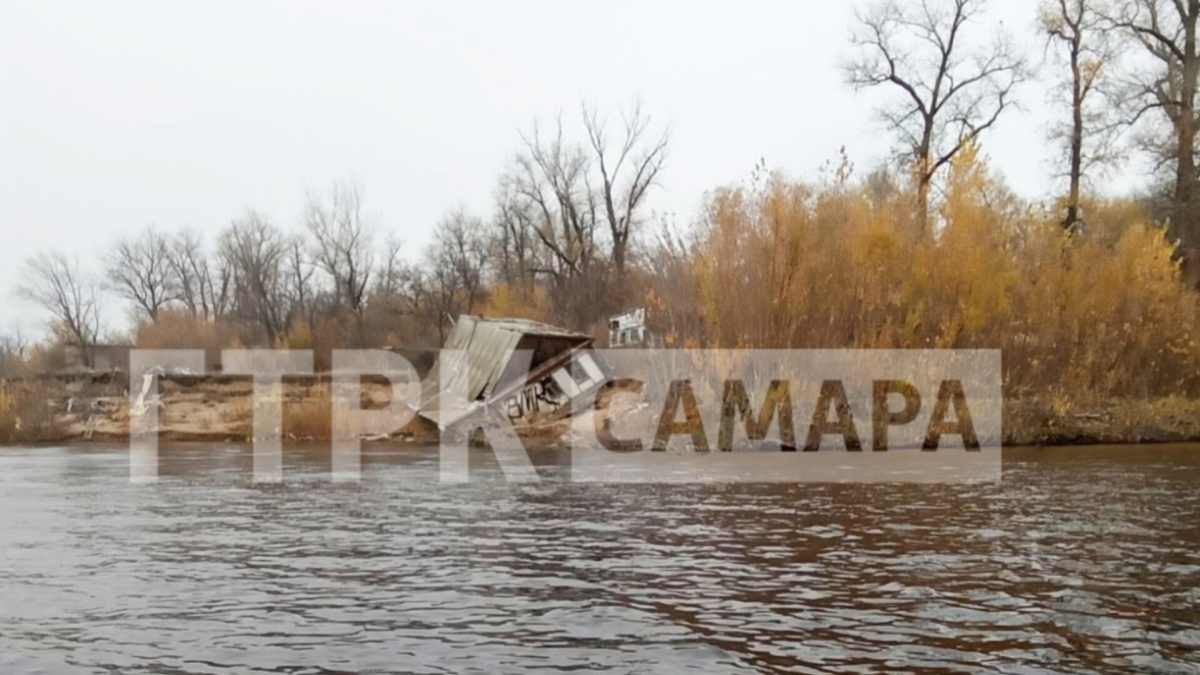 Появились кадры последствий падения жилого дома в Волгу под Самарой –  Новости Самары и Самарской области – ГТРК Самара