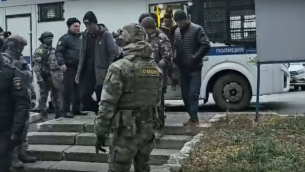 Видео: В Самаре полиция и ОМОН задержали мигрантов-нелегалов на Южном шоссе