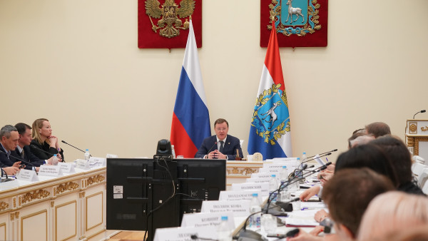 Дмитрий Азаров обсудил вопросы контроля проектов и помощи участникам СВО с членами Общественной палаты региона