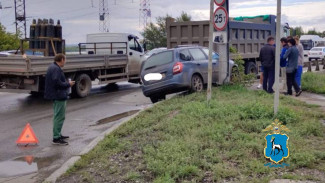 В Самаре грузовик загнал "Калину" на бордюр 