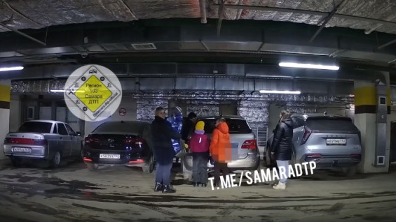 В Самаре водитель 5-местного Mercedes запихнул в салон 12 человек на парковке ТЦ «El Rio»
