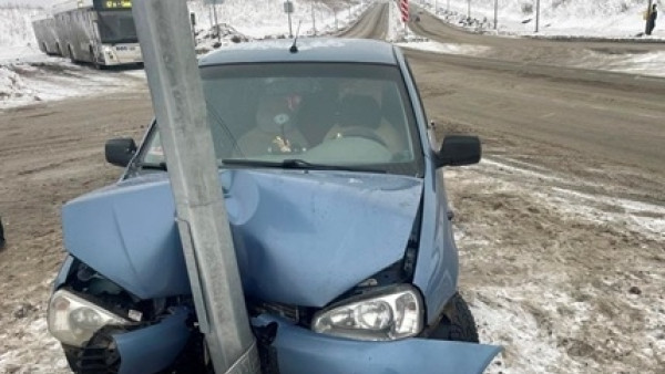 На Северном шоссе в Самаре Lada Kalina влетела в световую опору