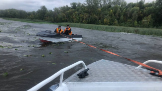 В Самарской области в шторм на Волге спасли двух лодочников 