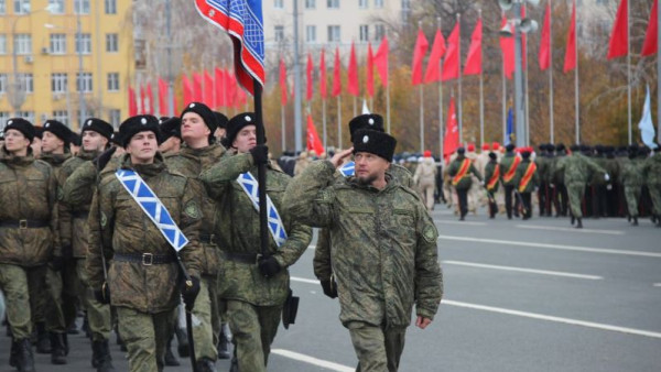 Казаки Волжского войска отточили шаг перед Парадом Памяти 7 ноября 2025 года в Самаре 