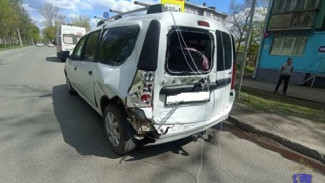 В Самаре незакрепленные профлисты с крыши Lada Largus спровоцировали ДТП с госпитализацией женщины