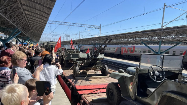 Паровоз Победы привез военную технику в Самару 