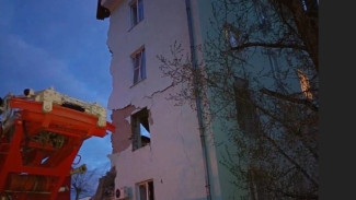 МЧС опубликовало кадры разбора завалов рухнувшего в результате атаки БПЛА подъезда в Сызрани